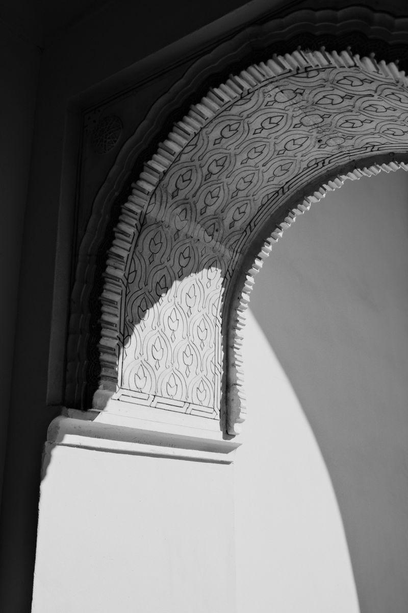 A black and white photo of a door frame in the Alhambra in Granada, Spain